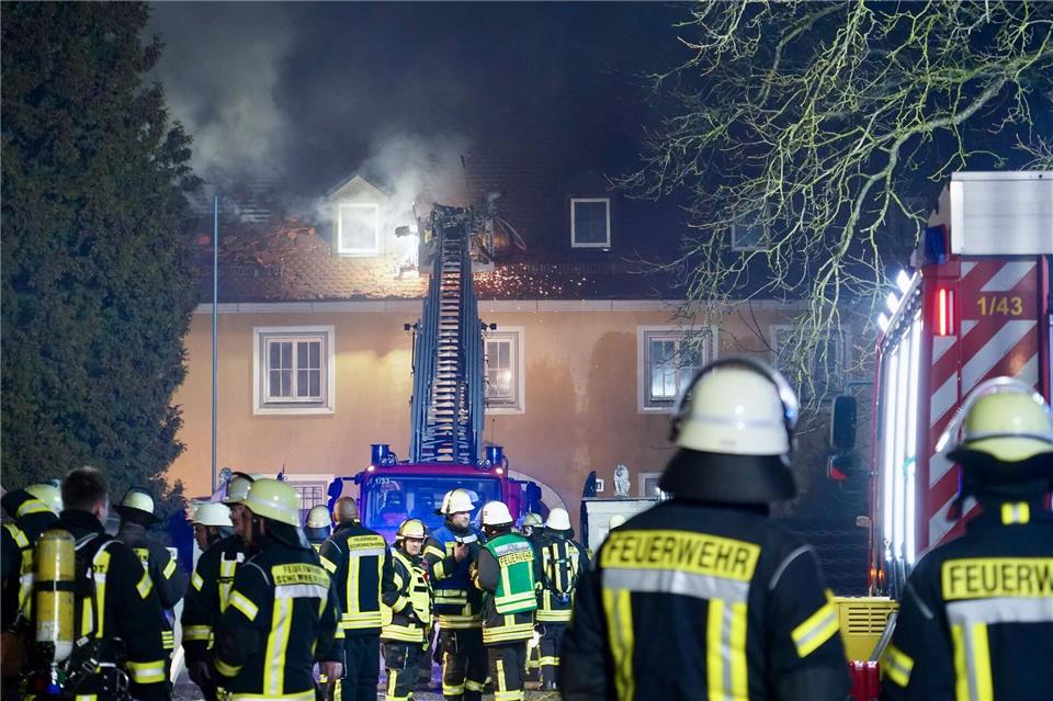 Die Feuerwehr rückte Montagabend zu dem Großeinsatz aus. Braun/swd-medien/dpa