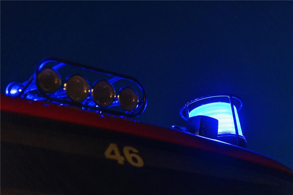 Die Feuerwehr rückte am Morgen zu einem Brand in einem Mehrfamilienhaus mit rund 20 Bewohnern aus. (Symbolbild)Philipp von Ditfurth/dpa