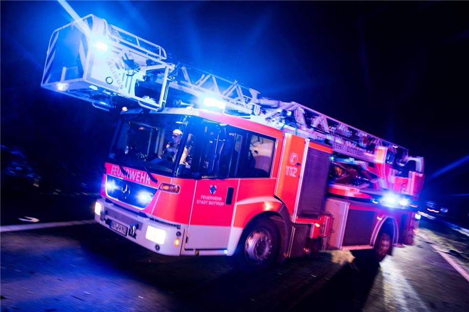 Die Feuerwehr rückte am Sonntagabend aus. (Symbolbild)Marcel Kusch/dpa