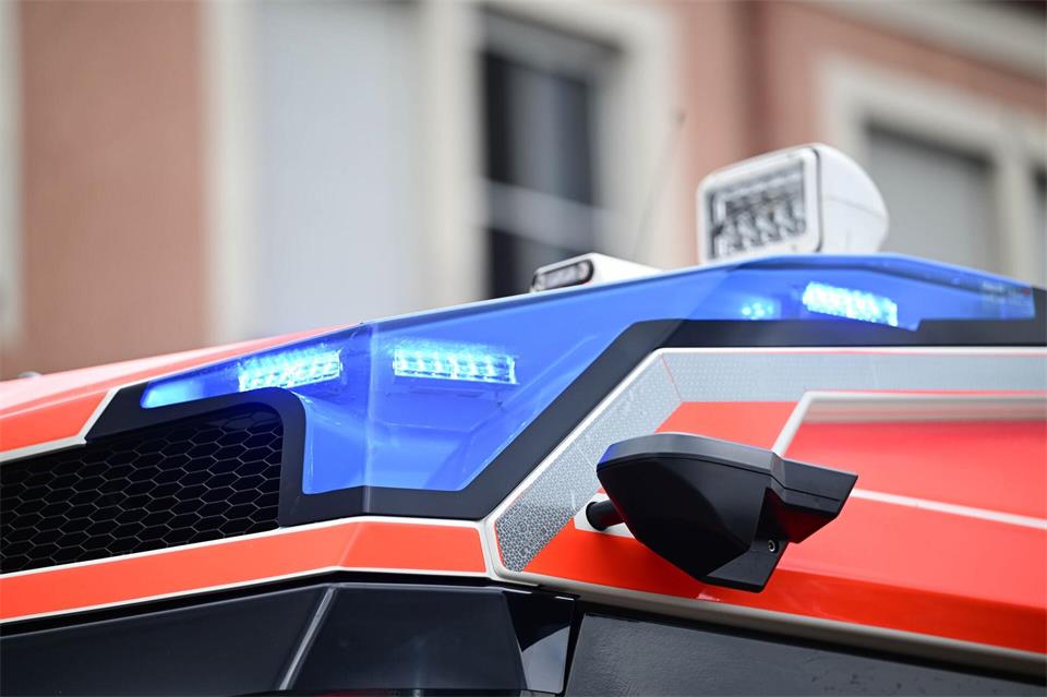 Die Feuerwehr rückte an und lüftete das Gebäude. (Symbolbild)Bernd Weißbrod/dpa