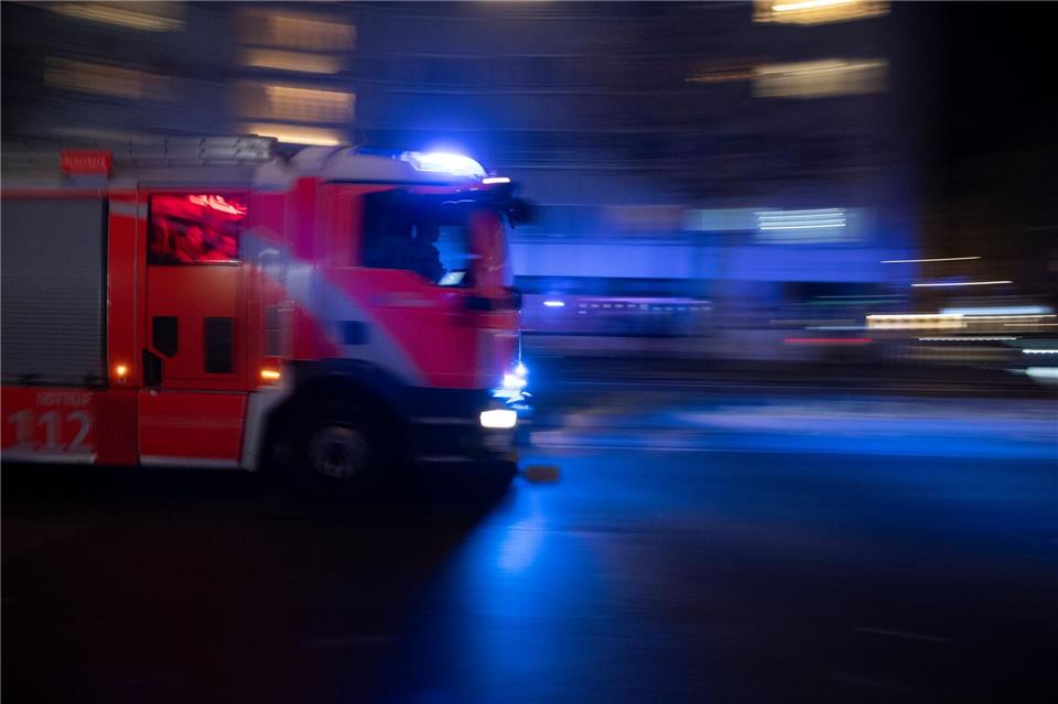Die Feuerwehr rückte mit 30 Kräften an. (Symbolbild)Paul Zinken/dpa
