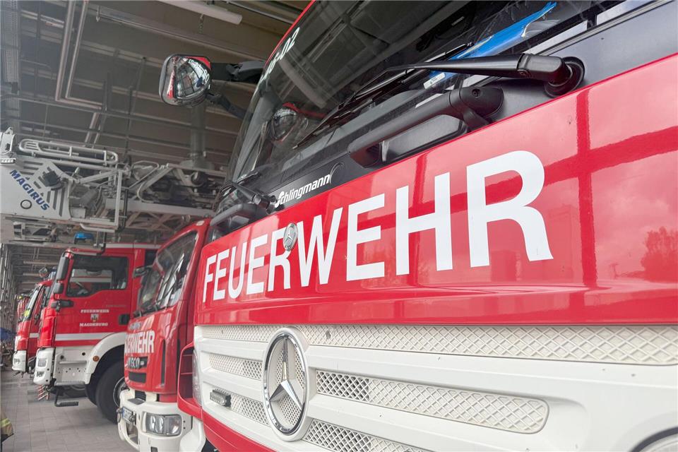 Havarie in Heizwerk - Kita, Schule und Wohnungen geräumt Die Feuerwehr rückte mit ABC-Kräften an. (Symbolbild)Sabina Crisan/dpa
