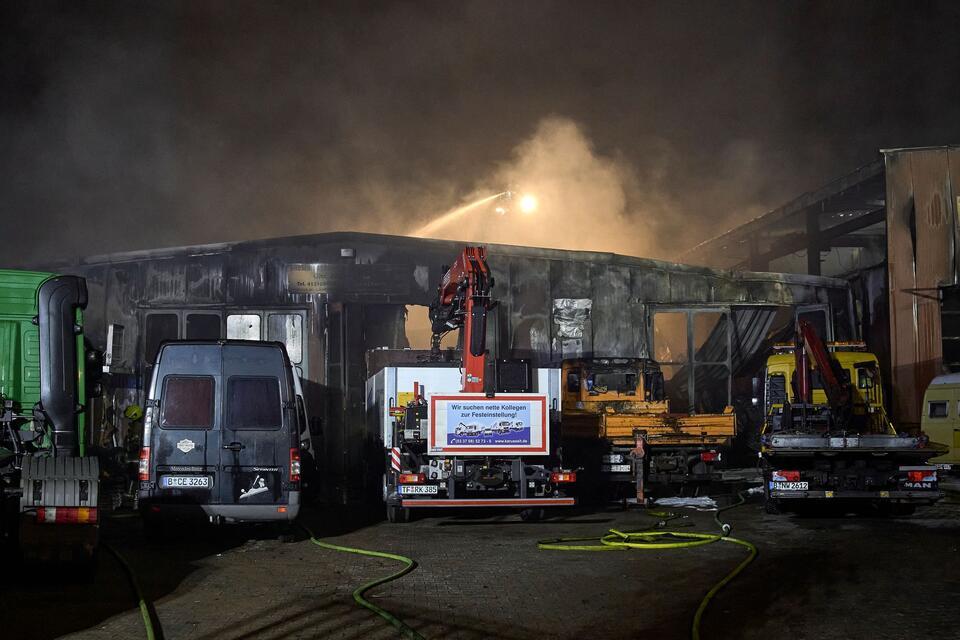 Die Feuerwehr rückte mit mehr als 100 Einsatzkräften aus.Michael Ukas/dpa