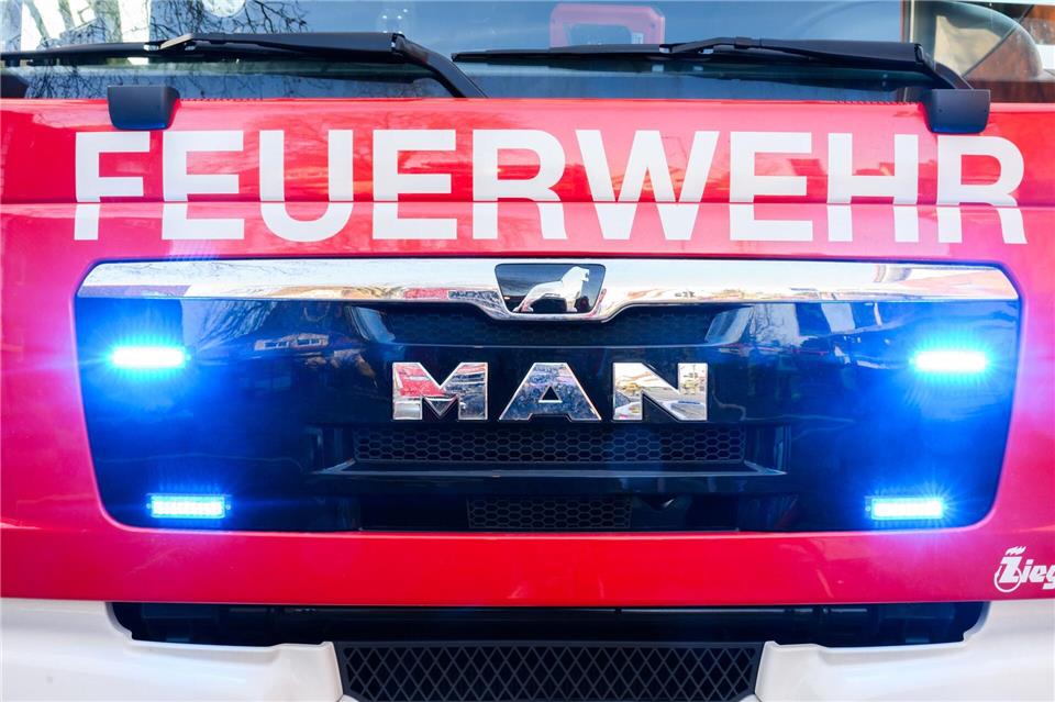 Die Feuerwehr rückte mit vielen Einsatzkräften zu dem Hallenbrand aus. (Symbolbild)Julian Stratenschulte/dpa