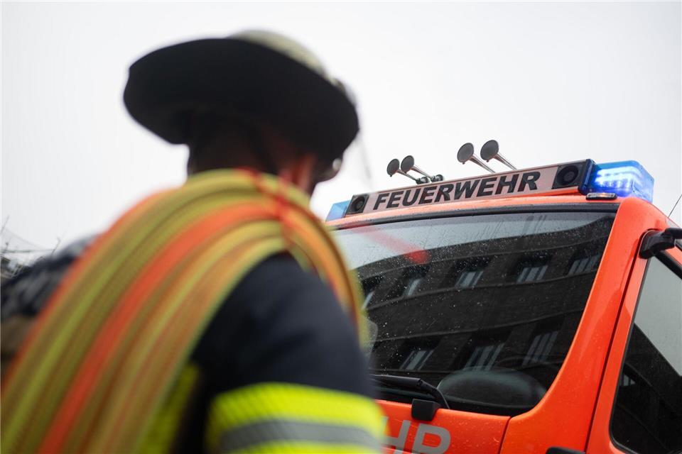 Die Feuerwehr rückte mit vier Fahrzeugen an. (Symbolbild)Marijan Murat/dpa