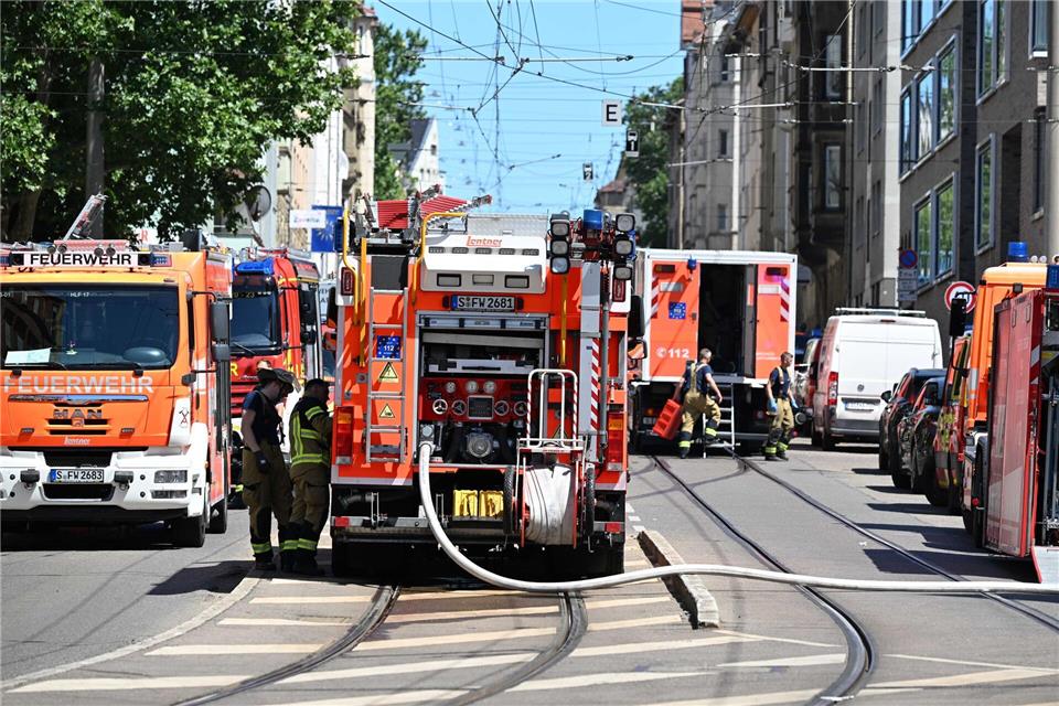 Die Feuerwehr rückte mit zahlreichen Einsatzfahrzeugen an.Bernd Weißbrod/dpa