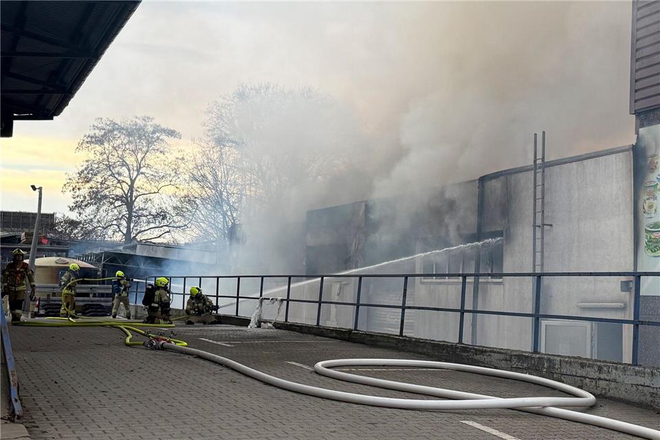 Die Feuerwehr rückte mit zahlreichen Einsatzkräften zu dem Brand in einem Unternehmen in Neukölln aus.Silke Sullivan/dpa