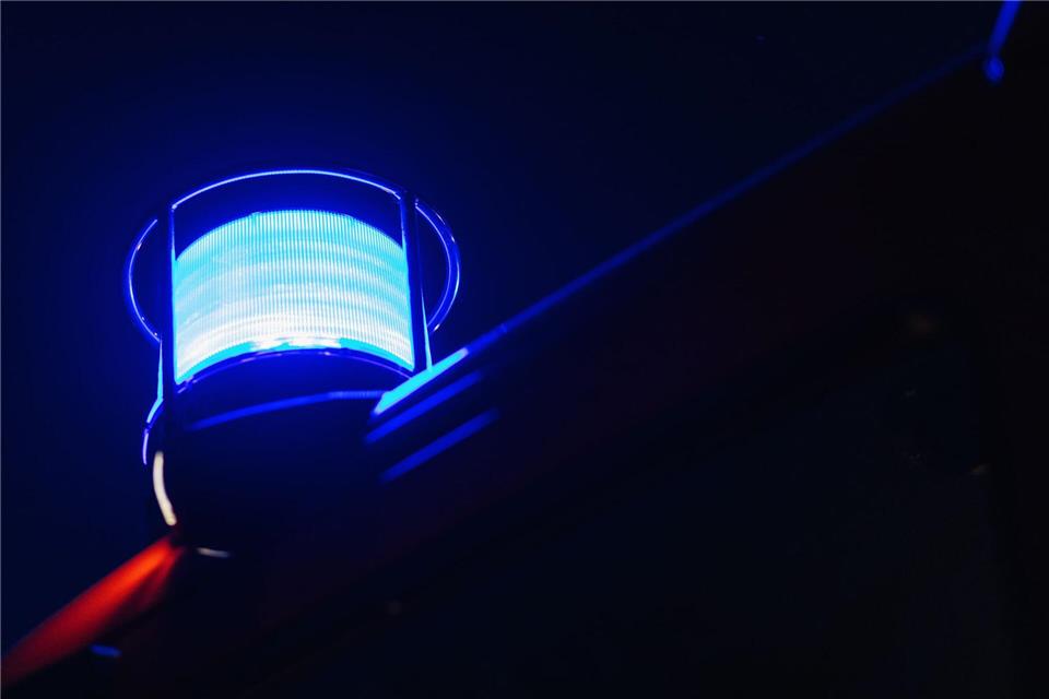 Die Feuerwehr rückte wegen der ausgetretenen Salzsäure zu der Müllverbrennungsanlage aus. (Symbolbild)Philipp von Ditfurth/dpa