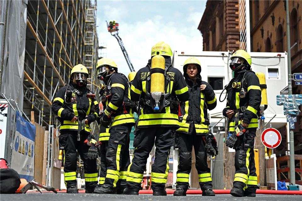 Die Feuerwehr schrieb, Dachisolierung habe gebrannt.Jennifer Brückner/dpa