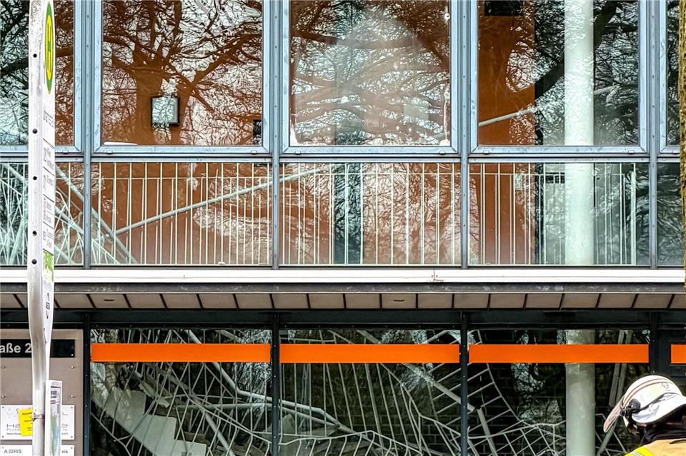 Die Feuerwehr sperrte den Bereich vor dem Ärzte- und Wohnhaus zunächst ab. Eike Zengerle/Stadt Witten/dpa