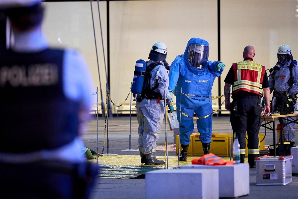 Die Feuerwehr überprüft nach dem Verdacht auf einen gefährlichen Stoff den geräumten Bereich von Terminal 1 am Flughafen BER.Michael Ukas/dpa