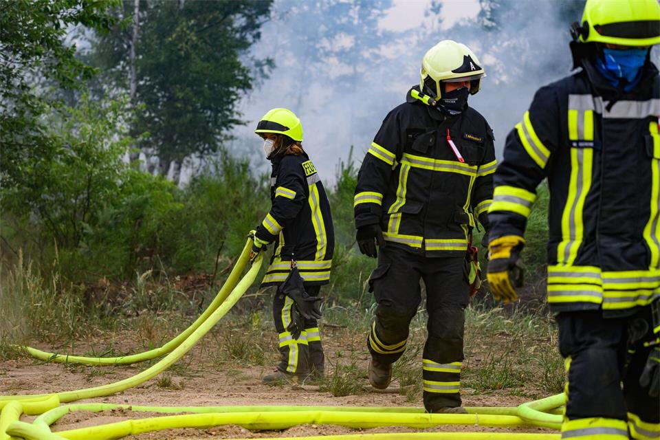 Die Feuerwehr übt am Samstag das Löschen in abgelegenen Gebieten. (Archivbild)Robert Michael/dpa