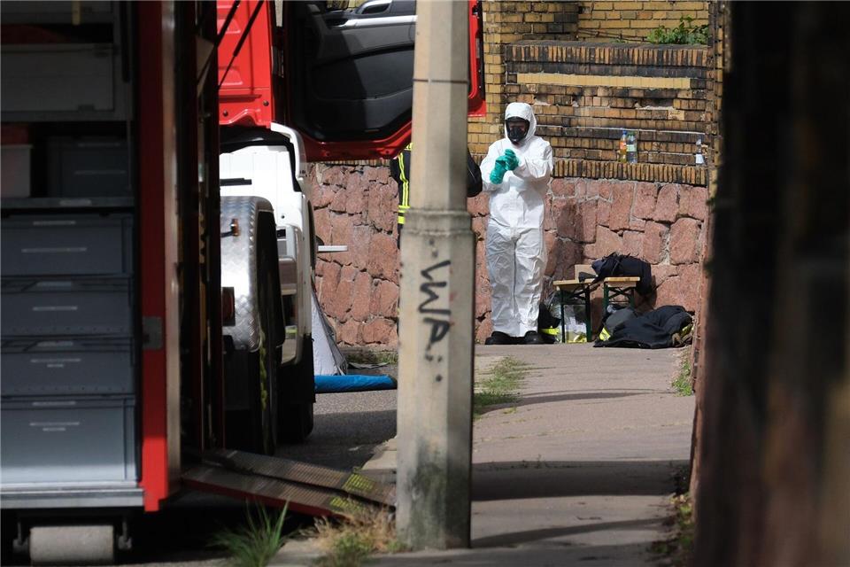 Die Feuerwehr unterstützt bei der Sektion mit Schutzequipment.Sebastian Willnow/dpa