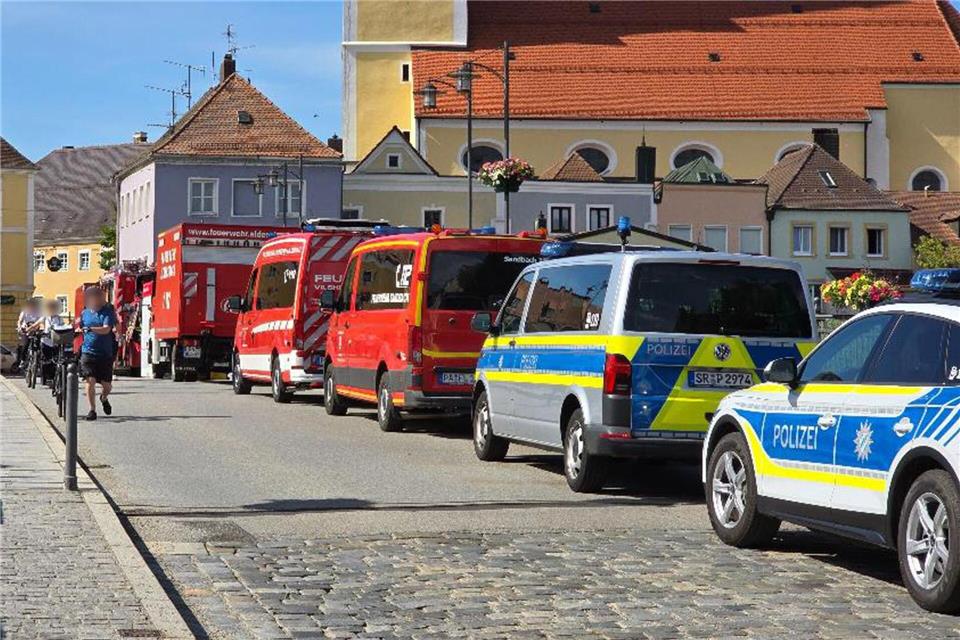 Die Feuerwehr verdünnte die Säure und leitete den Stoff in eine Kläranlage.--/Zema Median/dpa
