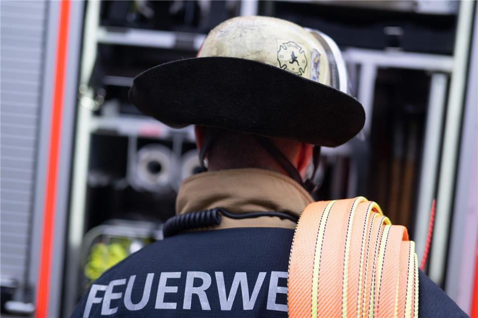Die Feuerwehr verhinderte, dass die Flammen auf das restliche Gebäude übergriffen. (Symbolbild)Marijan Murat/dpa