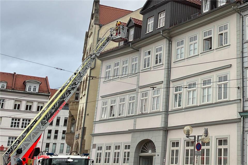 Die Feuerwehr vermutet, dass es noch weitere Glutnester etwa in Hohlräumen geben könnte.Marie Frech/-/dpa