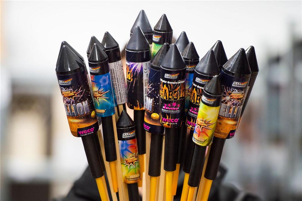 Die Feuerwehr vermutet eine Silvesterrakete als Brandauslöser. (Symbolbild)Christophe Gateau/Deutsche Presse-Agentur GmbH/dpa