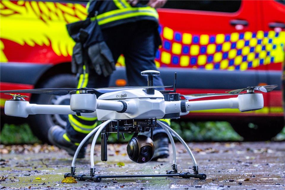 Die Feuerwehr verspricht sich von automatisierten Drohne-Einsätzen eine zielgerichtetere Steuerung von Einsatzkräften.Jens Büttner/dpa