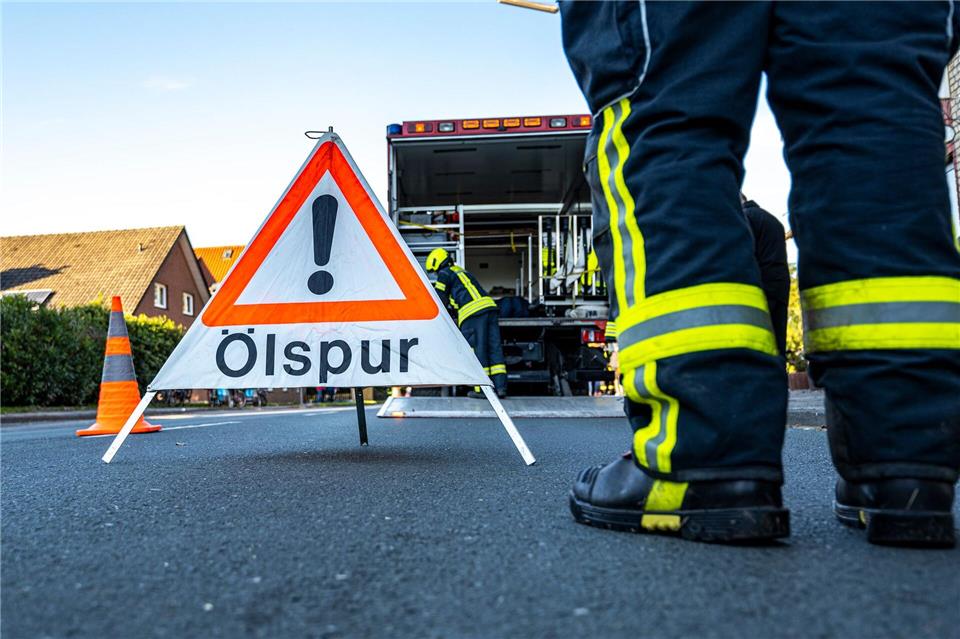 Die Feuerwehr versucht, das Tankleck zu beheben. (Symbolbild)David Inderlied/dpa