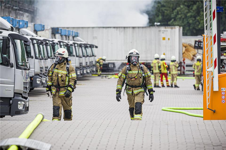 Die Feuerwehr versucht das Übergreifen der Flammen auf das Gebäude zu verhindern.Moritz Frankenberg/dpa