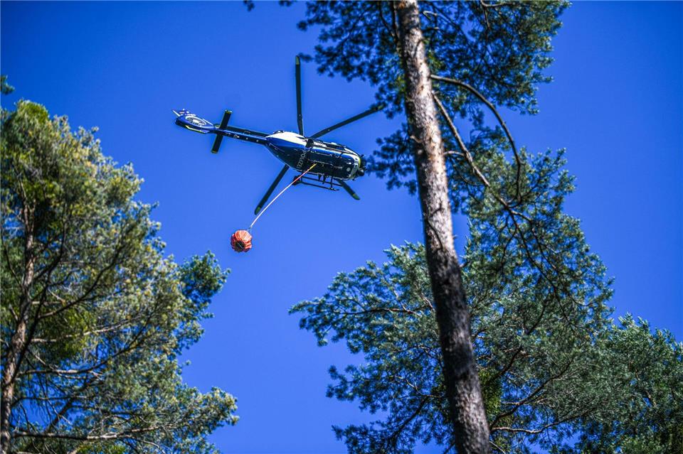 Die Feuerwehr versucht den Brand auch mit Löschhubschraubern zu bekämpfen. (Symbolbild)Jason Tschepljakow/dpa