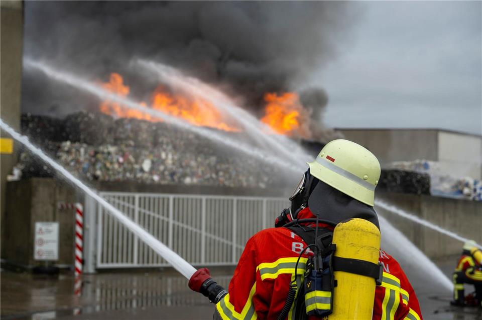 Die Feuerwehr vor Ort im Einsatz. Stefan Puchner/dpa