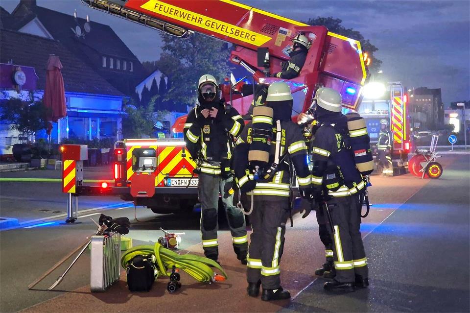 Die Feuerwehr war am Abend bei einem Großeinsatz in Gevelsberg gefordert.Justin Brosch/dpa