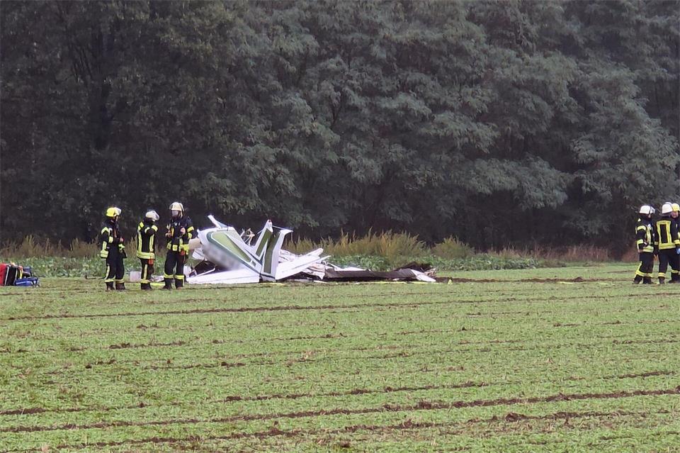 Die Feuerwehr war am Vormittag rund um das Wrack eines abgestürzten Kleinflugzeugs im Einsatz. Uwe Heldens/dpa