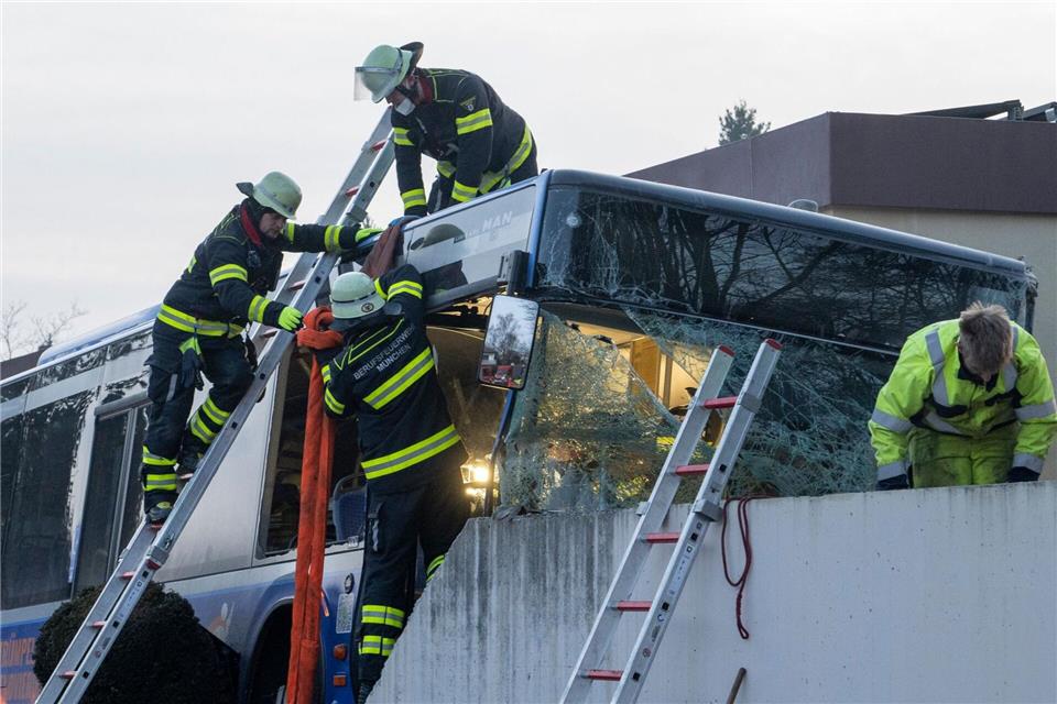 Die Feuerwehr war am späten Nachmittag vor Ort.Stefan Puchner/dpa