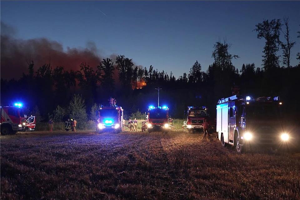 Die Feuerwehr war auch in der Nacht auf Donnerstag noch im Einsatz. Mike Müller/dpa