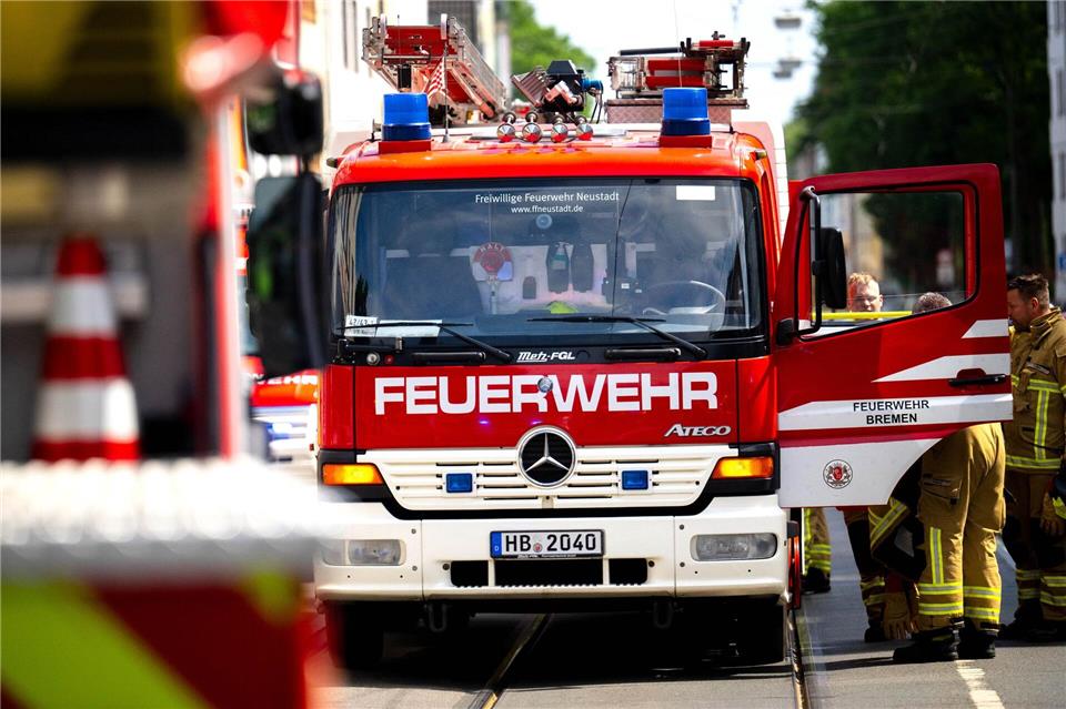 Die Feuerwehr war bei dem Brand in Bremen-Walle mit vielen Einsatzkräften vor Ort. (Symbolbild)Sina Schuldt/dpa