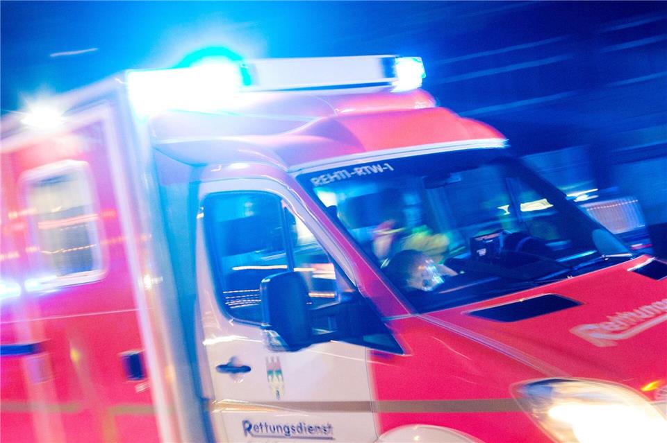 Die Feuerwehr war beim Bahnunfall im Einsatz. (Symbolbild)Marcel Kusch/dpa