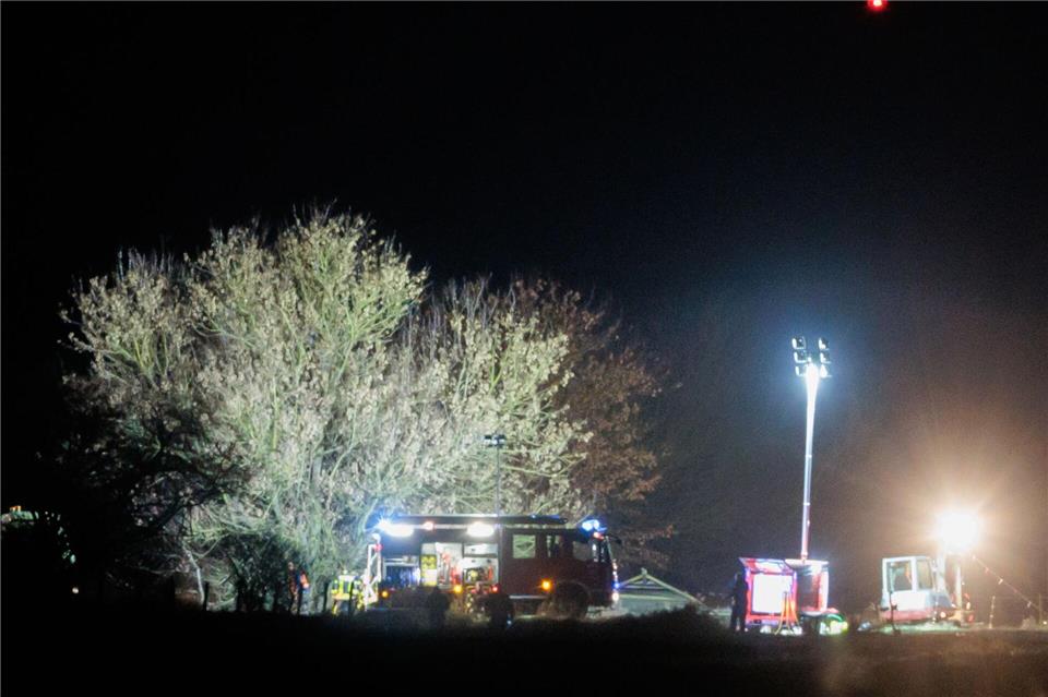Die Feuerwehr war bis in die Nacht im Einsatz.Carsten Koall/dpa