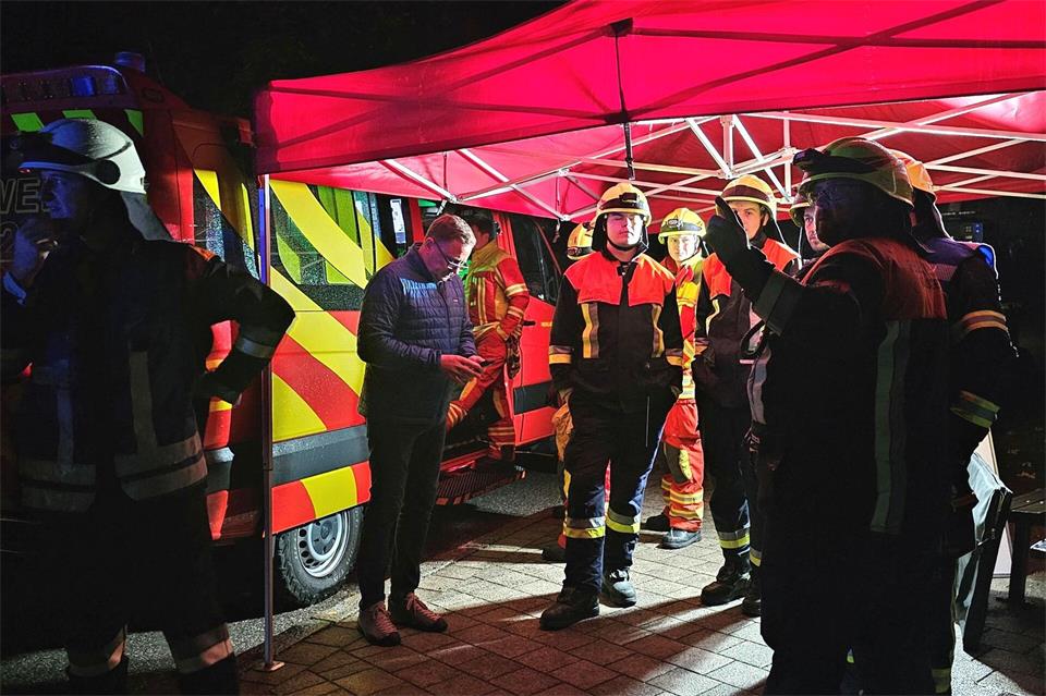 Die Feuerwehr war die ganze Nacht im Einsatz.Kilian Pfeiffer/dpa