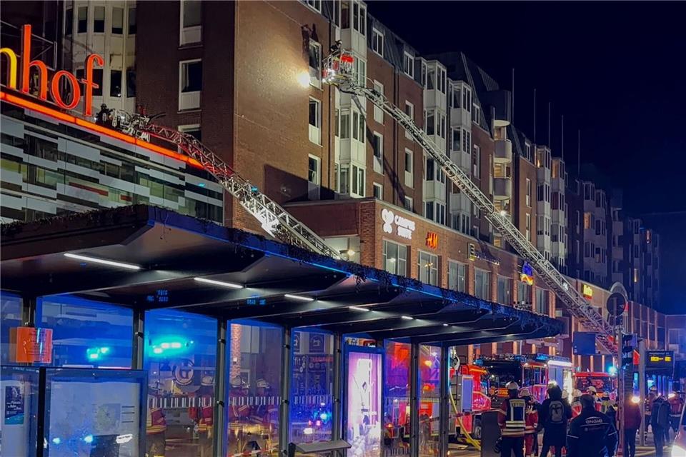 Die Feuerwehr war im Großeinsatz - es gab viele Schaulustige.André Klohn/dpa