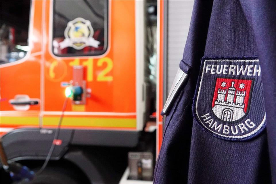 Brandserie in Hamburg: Mehrere Müllbehälter geraten in Brand  Die Feuerwehr war in der Nacht mehrfach im Einsatz. (Symbolbild)Julian Weber/dpa