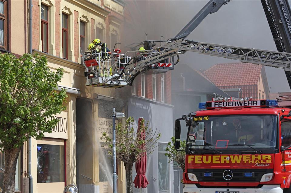 Die Feuerwehr war mehrere Stunden im Einsatz.Matthias Bein/dpa