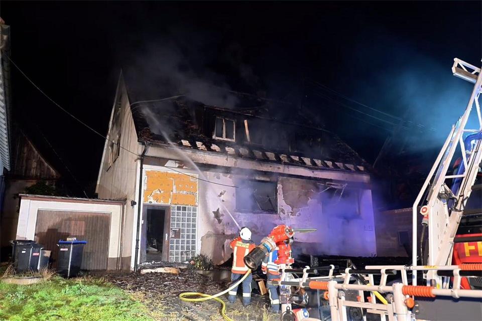 Die Feuerwehr war mit 10 Fahrzeugen und rund 60 Einsatzkräften vor Ort.Jason Tschepljakow/dpa