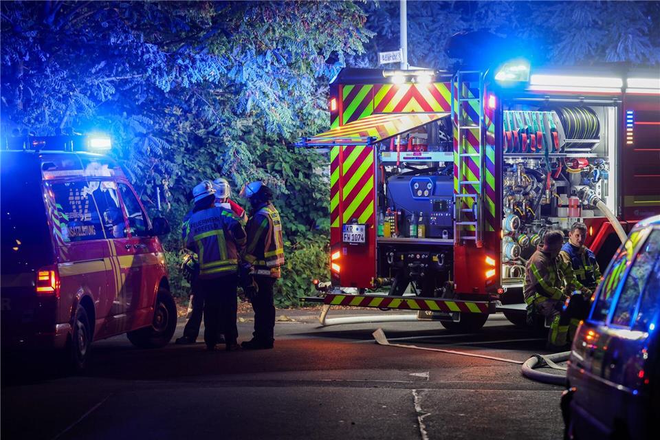Die Feuerwehr war mit mehr als 100 Einsatzkräften vor Ort.Christoph Reichwein/dpa