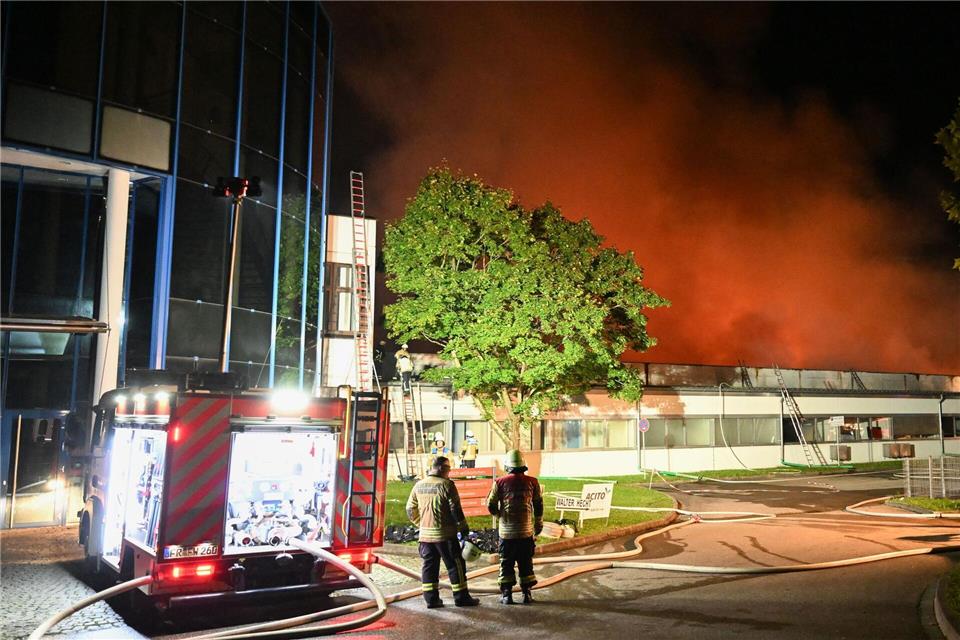 Die Feuerwehr war mit mehr als 200 Einsatzkräften vor Ort. Bernd Weißbrod/dpa