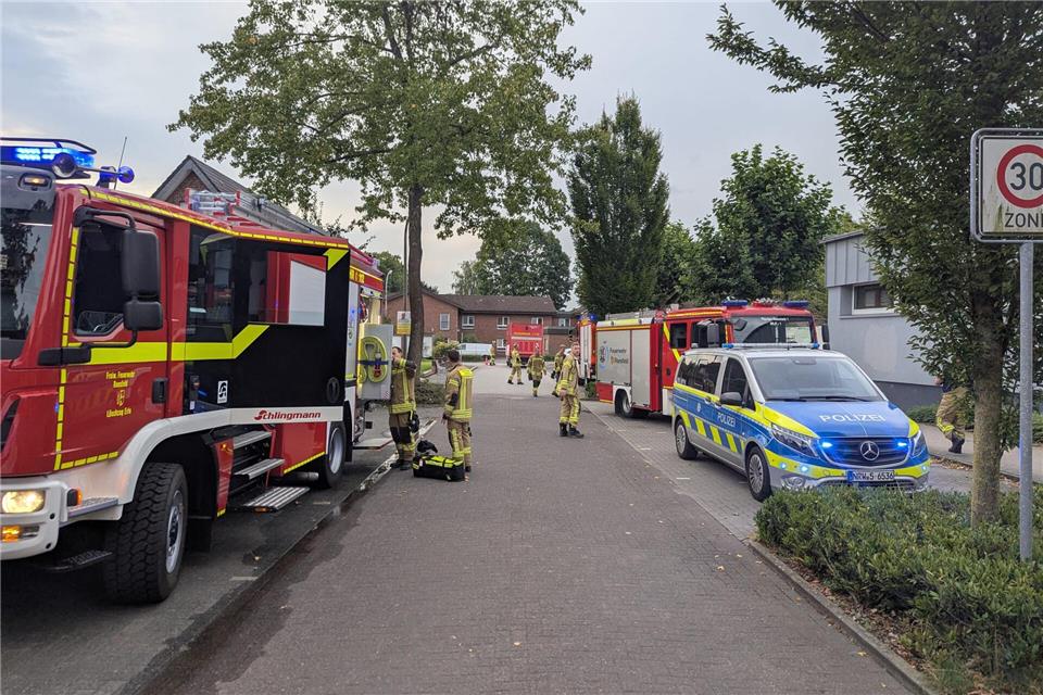 Die Feuerwehr war mit mehreren Fahrzeugen im Einsatz.