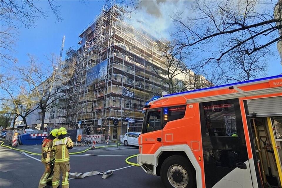 Die Feuerwehr war mit rund 100 Einsatzkräften vor Ort - und mit mehreren besonderen Problemen konfrontiert. -/Berliner Feuerwehr/dpa