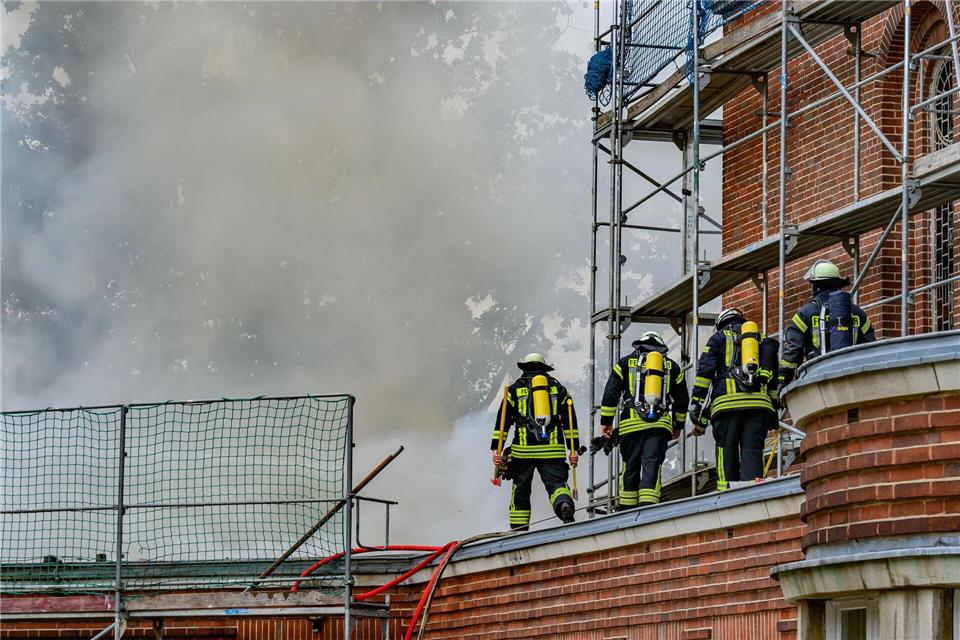 Die Feuerwehr war mit rund 100 Kräften auf dem Friedhof im Einsatz. (Archivbild)Patrick Pleul/dpa
