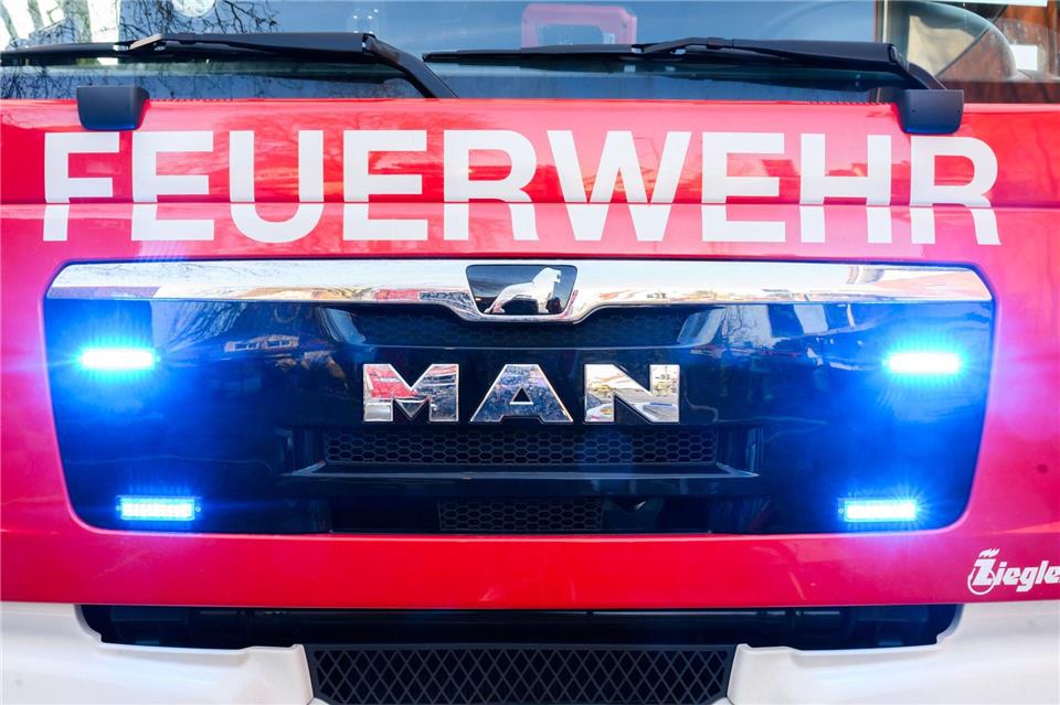Die Feuerwehr war mit rund 120 Einsatzkräften vor Ort. (Symbolbild)Julian Stratenschulte/dpa