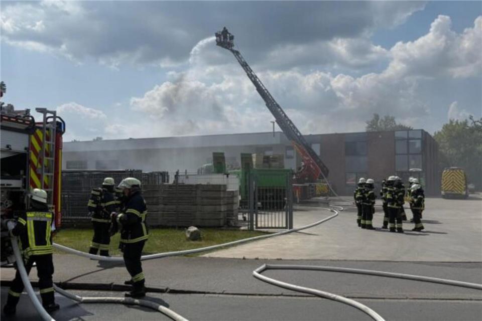Die Feuerwehr war mit rund 60 Einsatzkräften am Mittwochnachmittag vor Ort, um den Brand einer PV-Anlage zu löschen.