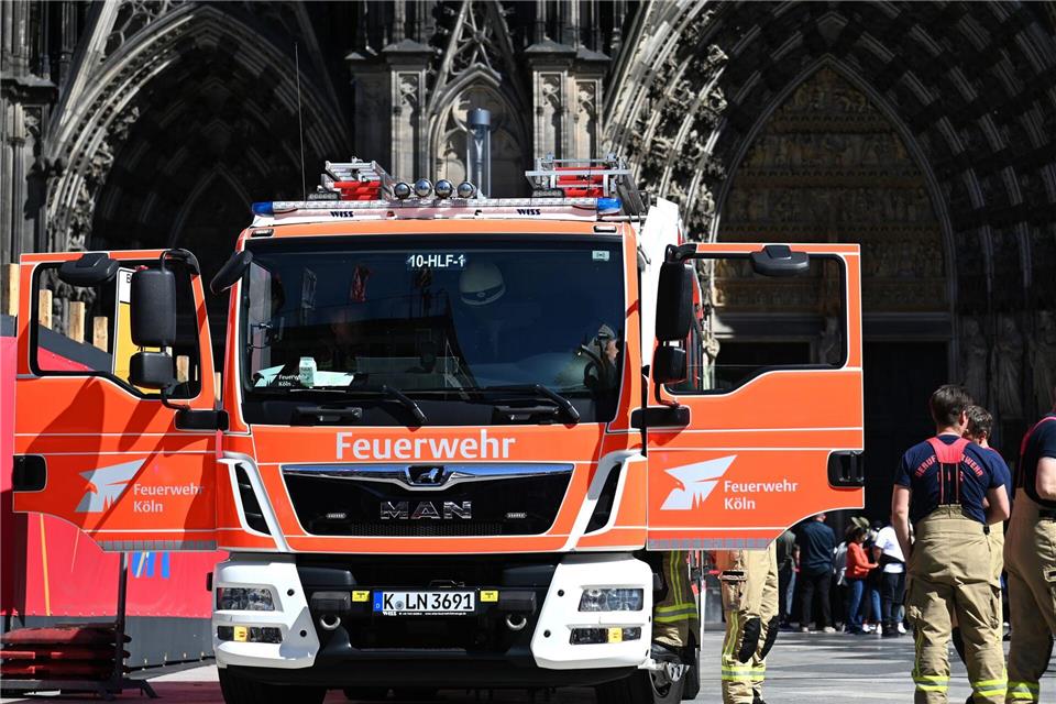 Die Feuerwehr war mit zahlreichen Kräften am Kölner Dom aktiv.Celine Frohnapfel/dpa