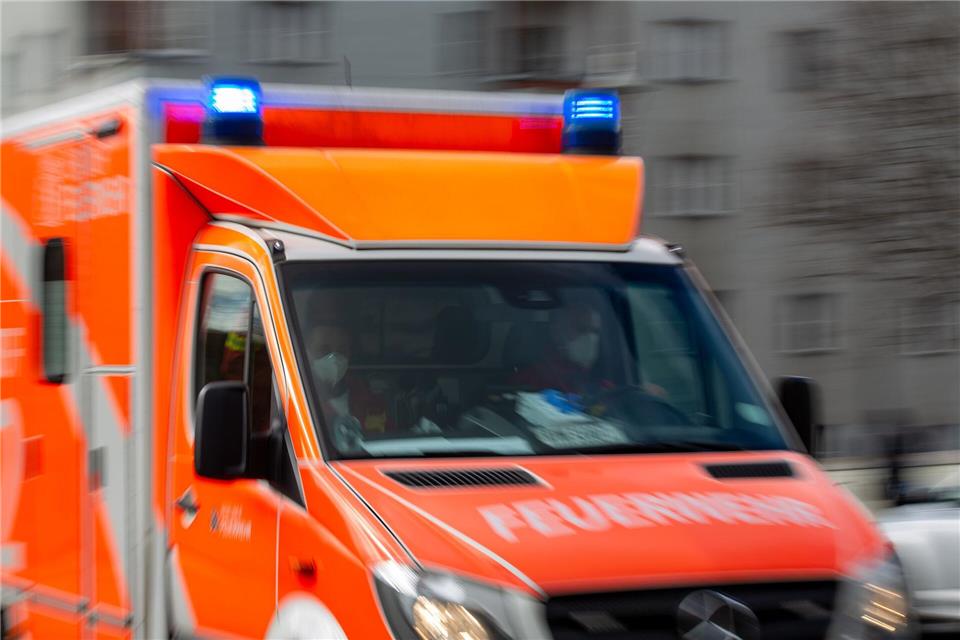 Die Feuerwehr war nach eigenen Angaben mit 32 Einsatzkräften rund eine Stunde am Unfallfort. (Symbolbild)Fernando Gutierrez-Juarez/dpa