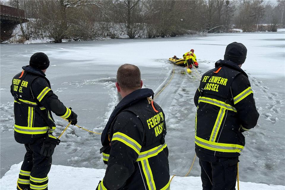 Die Feuerwehr warnt vor dem Betreten gefrorener Gewässer.Nicole Schippers/dpa