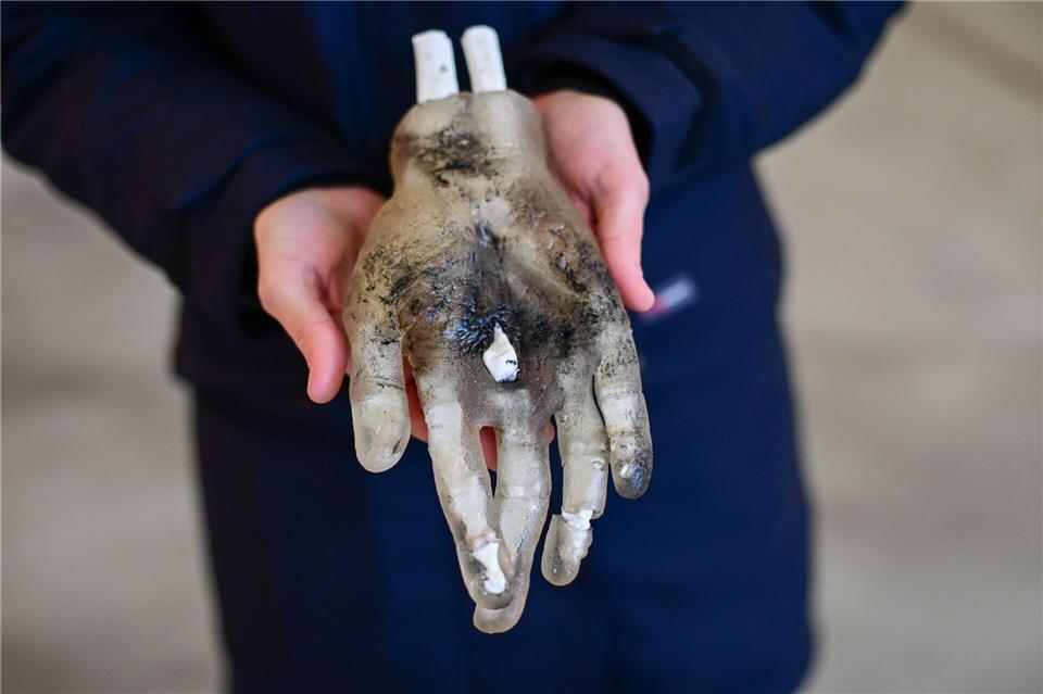 Die Feuerwehr warnt vor dem Gefahren durch explodierende Böller.Sebastian Christoph Gollnow/dpa