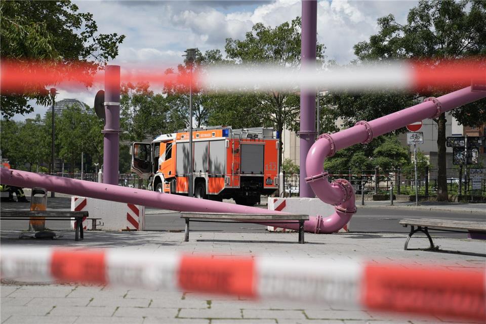 Die Feuerwehr will eine abgestürzte Wasserleitung wieder auf die Stützen heben. Manuel Genolet/dpa